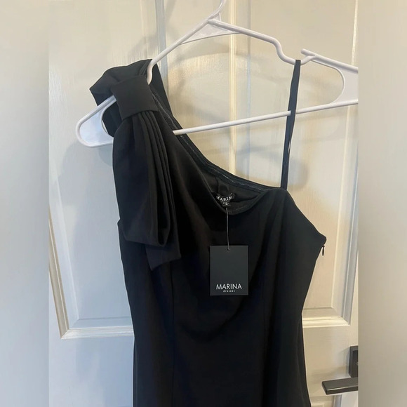 NWT Marina Asymmetric Neck One Bow Shoulder Sleeveless Stretch Crepe Dress - Picture 7 of 10